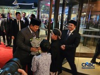 Tiba di Korsel, Prabowo Disambut Diaspora RI dan Terima Bunga Tangan