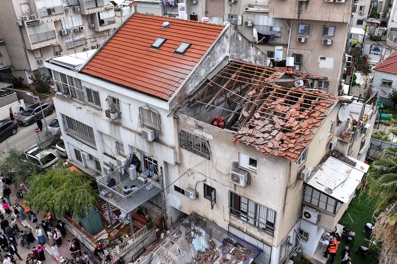 Rudal bom tandan Iran terlihat di langit Israel, Rabu (31/3/2026), dengan ledakan dan sirene juga terdengar di Tel Aviv. Wilayah Bnei Brak turut terdampak serangan rudal Iran bermuatan bom tandan yang menyebarkan bom-bom kecil. (REUTERS/Roei Kastro)
