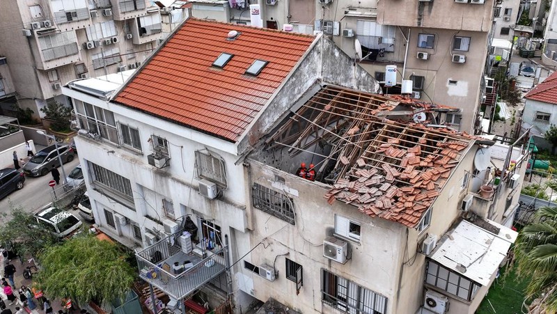 Rudal bom tandan Iran terlihat di langit Israel, Rabu (31/3/2026), dengan ledakan dan sirene juga terdengar di Tel Aviv. Wilayah Bnei Brak turut terdampak serangan rudal Iran bermuatan bom tandan yang menyebarkan bom-bom kecil. (REUTERS/Roei Kastro)