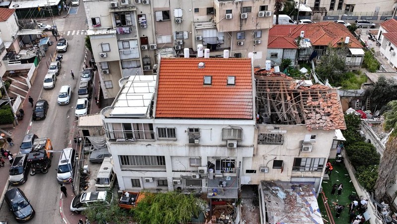Rudal bom tandan Iran terlihat di langit Israel, Rabu (31/3/2026), dengan ledakan dan sirene juga terdengar di Tel Aviv. Wilayah Bnei Brak turut terdampak serangan rudal Iran bermuatan bom tandan yang menyebarkan bom-bom kecil. (REUTERS/Roei Kastro)