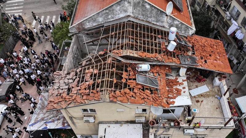 Rudal bom tandan Iran terlihat di langit Israel, Rabu (31/3/2026), dengan ledakan dan sirene juga terdengar di Tel Aviv. Wilayah Bnei Brak turut terdampak serangan rudal Iran bermuatan bom tandan yang menyebarkan bom-bom kecil. (REUTERS/Roei Kastro)