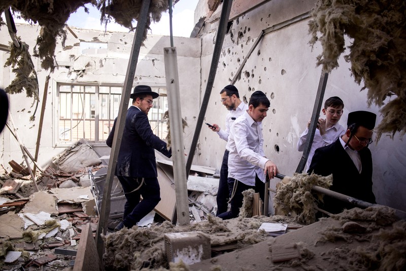 Rudal bom tandan Iran terlihat di langit Israel, Rabu (31/3/2026), dengan ledakan dan sirene juga terdengar di Tel Aviv. Wilayah Bnei Brak turut terdampak serangan rudal Iran bermuatan bom tandan yang menyebarkan bom-bom kecil. (REUTERS/Roei Kastro)