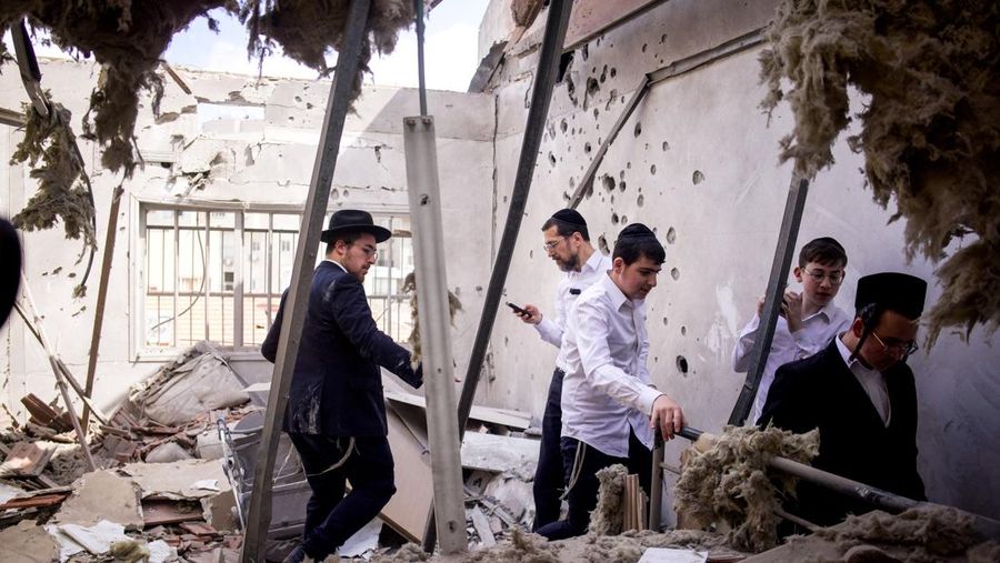 Rudal bom tandan Iran terlihat di langit Israel, Rabu (31/3/2026), dengan ledakan dan sirene juga terdengar di Tel Aviv. Wilayah Bnei Brak turut terdampak serangan rudal Iran bermuatan bom tandan yang menyebarkan bom-bom kecil. (REUTERS/Roei Kastro)