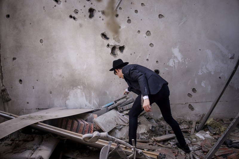Rudal bom tandan Iran terlihat di langit Israel, Rabu (31/3/2026), dengan ledakan dan sirene juga terdengar di Tel Aviv. Wilayah Bnei Brak turut terdampak serangan rudal Iran bermuatan bom tandan yang menyebarkan bom-bom kecil. (REUTERS/Roei Kastro)
