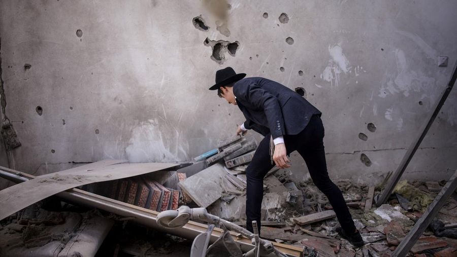 Rudal bom tandan Iran terlihat di langit Israel, Rabu (31/3/2026), dengan ledakan dan sirene juga terdengar di Tel Aviv. Wilayah Bnei Brak turut terdampak serangan rudal Iran bermuatan bom tandan yang menyebarkan bom-bom kecil. (REUTERS/Roei Kastro)