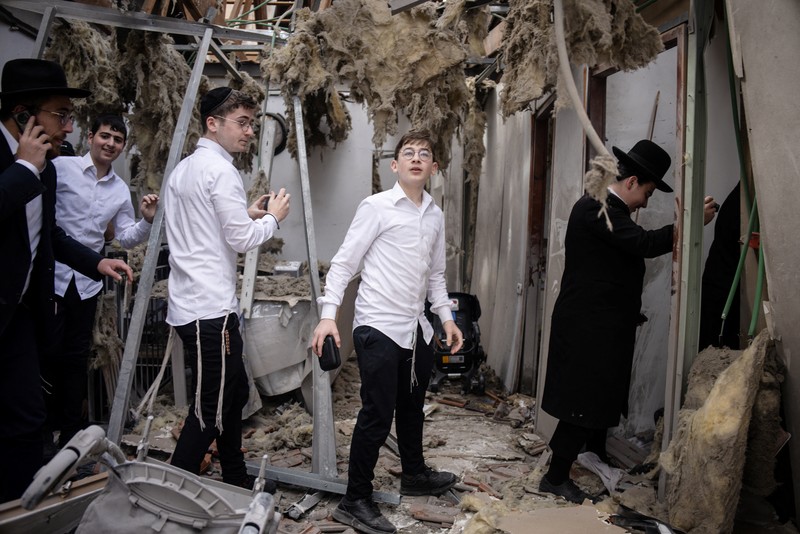 Rudal bom tandan Iran terlihat di langit Israel, Rabu (31/3/2026), dengan ledakan dan sirene juga terdengar di Tel Aviv. Wilayah Bnei Brak turut terdampak serangan rudal Iran bermuatan bom tandan yang menyebarkan bom-bom kecil. (REUTERS/Roei Kastro)