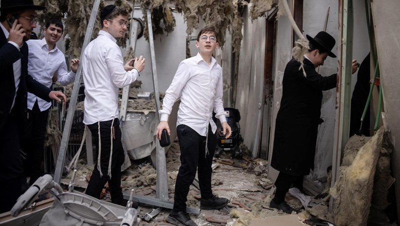 Rudal bom tandan Iran terlihat di langit Israel, Rabu (31/3/2026), dengan ledakan dan sirene juga terdengar di Tel Aviv. Wilayah Bnei Brak turut terdampak serangan rudal Iran bermuatan bom tandan yang menyebarkan bom-bom kecil. (REUTERS/Roei Kastro)