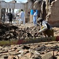 Seorang pria membersihkan puing-puing rumahnya yang rusak akibat runtuh setelah hujan lebat di Bannu, provinsi Khyber Pakhtunkhwa, Pakistan, 30 Maret 2026. (REUTERS/Ehsan Khattak)