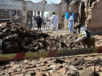 Seorang pria membersihkan puing-puing rumahnya yang rusak akibat runtuh setelah hujan lebat di Bannu, provinsi Khyber Pakhtunkhwa, Pakistan, 30 Maret 2026. (REUTERS/Ehsan Khattak)