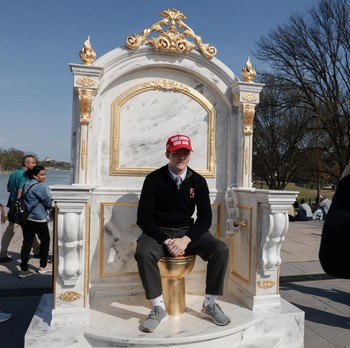 Warga AS Mulai 'Lawan' Trump, Toilet Emas Raja Muncul di Tengah Kota