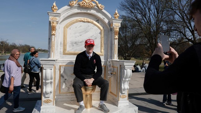 Warga AS Mulai 'Lawan' Trump, Toilet Emas Raja Muncul di Tengah Kota