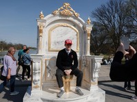 Warga AS Mulai 'Lawan' Trump, Toilet Emas Raja Muncul di Tengah Kota