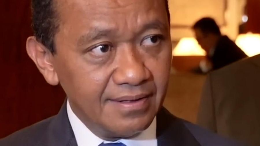 Menteri Energi dan Sumber Daya Mineral (ESDM) Bahlil Lahadalia menyatakan kebijakan terkait harga bahan bakar minyak (BBM), khususnya subsidi, masih menunggu arahan Presiden Prabowo Subianto.