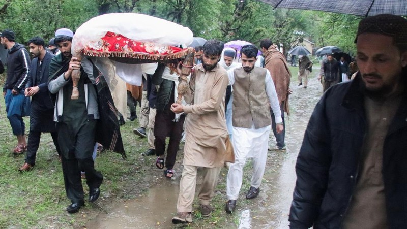 Seseorang berjalan melewati atap sebuah rumah yang runtuh setelah hujan lebat di Abbottabad, provinsi Khyber Pakhtunkhwa di Pakistan, 30 Maret 2026. (REUTERS/Sultan Dogar)