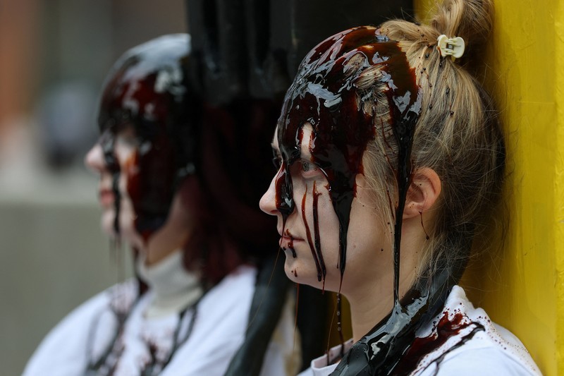 Para demonstran memegang papan tanda selama protes Fossil Free London (London Bebas Bahan Bakar Fosil) terkait ketergantungan pada minyak, di tengah kenaikan harga minyak, seiring berlanjutnya konflik AS-Israel dengan Iran, di luar Kedutaan Besar AS di London, Inggris, 1 April 2026. (REUTERS/Hannah McKay)