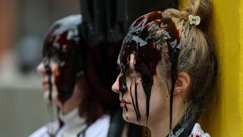 Para demonstran memegang papan tanda selama protes Fossil Free London (London Bebas Bahan Bakar Fosil) terkait ketergantungan pada minyak, di tengah kenaikan harga minyak, seiring berlanjutnya konflik AS-Israel dengan Iran, di luar Kedutaan Besar AS di London, Inggris, 1 April 2026. (REUTERS/Hannah McKay)