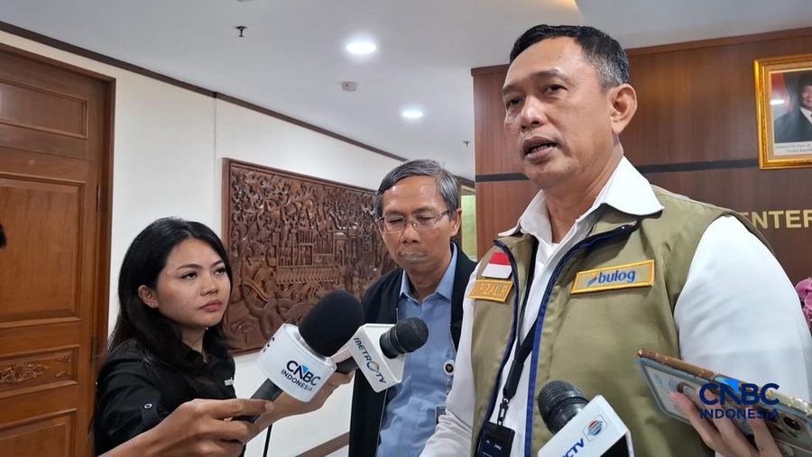 Direktur Utama Perum Bulog, Ahmad Rizal Ramdhani saat ditemui di Kantor Kementerian Koordinator Bidang Pangan, Jakarta, Rabu (1/4/2026). (CNBC Indonesia/Martyasari Rizky)