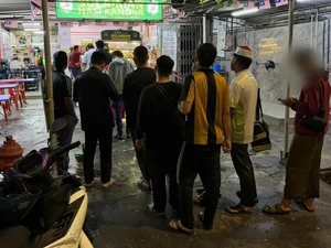 Wah! Ada Wanita Misterius Borong Nasi Kandar buat Dikasih Gratis