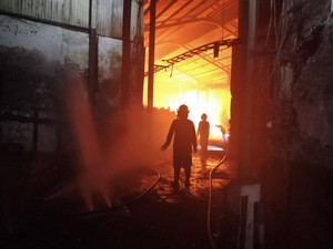 Gudang Kayu di Jalan Hangtuah Sidoarjo Terbakar Hebat