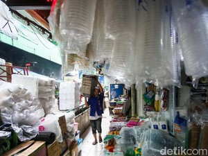 Harga Plastik Naik hingga 50%, Pedagang Pasar Menjerit!