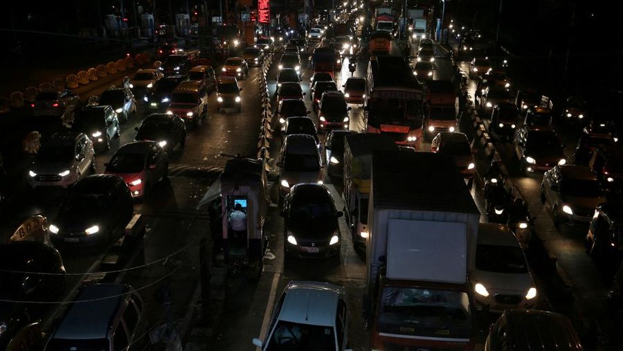 Para penumpang berjalan di atas peron setelah turun dari kereta komuter di stasiun kereta api di Mumbai, India, 21 Januari 2023. (REUTERS/Niharika Kulkarni/File Foto)