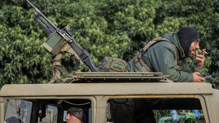 Kendaraan militer Israel melakukan operasi perbatasan lebih jauh ke wilayah Lebanon Selatan, Senin (30/3/2026). (REUTERS/Tyrone Siu)