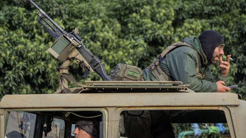 Kendaraan militer Israel melakukan operasi perbatasan lebih jauh ke wilayah Lebanon Selatan, Senin (30/3/2026). (REUTERS/Tyrone Siu)