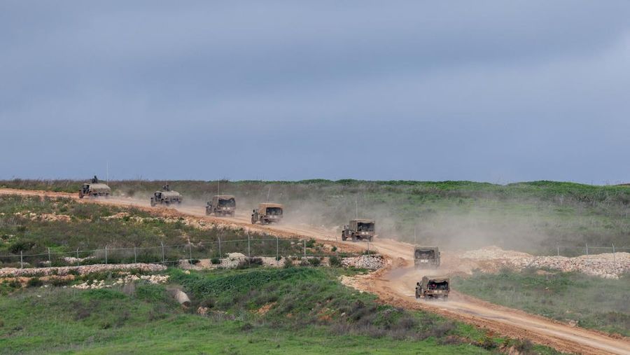 Kendaraan militer Israel melakukan operasi perbatasan lebih jauh ke wilayah Lebanon Selatan, Senin (30/3/2026). (REUTERS/Tyrone Siu)