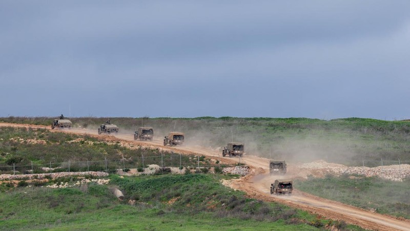 Kendaraan militer Israel melakukan operasi perbatasan lebih jauh ke wilayah Lebanon Selatan, Senin (30/3/2026). (REUTERS/Tyrone Siu)