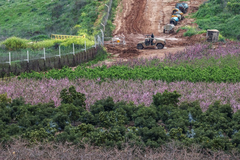 Kendaraan militer Israel melakukan operasi perbatasan lebih jauh ke wilayah Lebanon Selatan, Senin (30/3/2026). (REUTERS/Tyrone Siu)