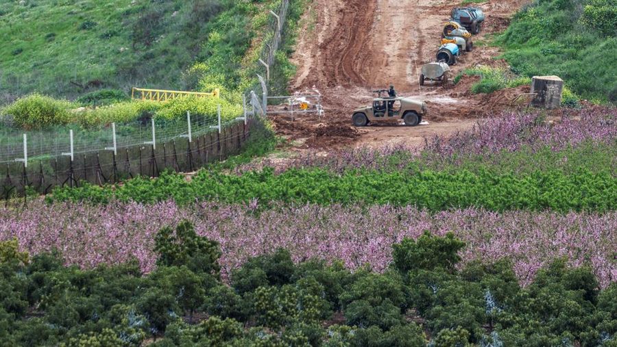 Kendaraan militer Israel melakukan operasi perbatasan lebih jauh ke wilayah Lebanon Selatan, Senin (30/3/2026). (REUTERS/Tyrone Siu)