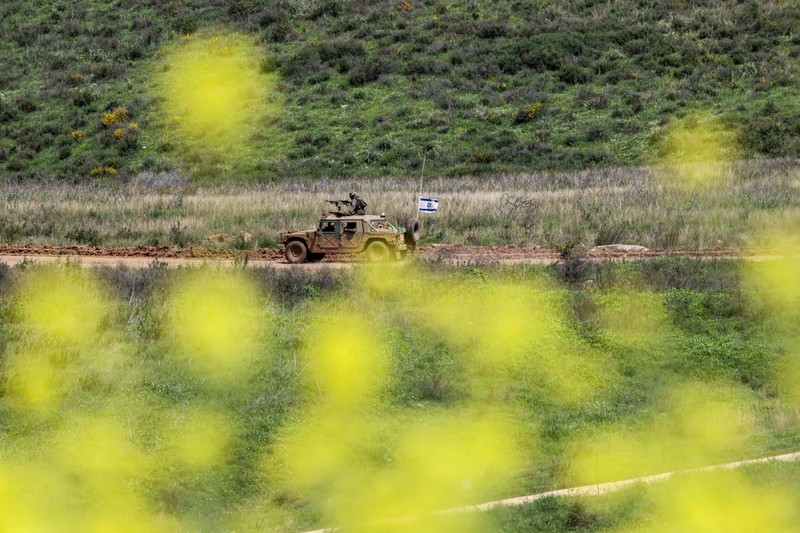 Kendaraan militer Israel melakukan operasi perbatasan lebih jauh ke wilayah Lebanon Selatan, Senin (30/3/2026). (REUTERS/Tyrone Siu)