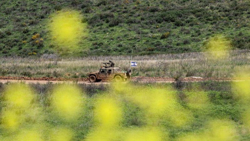 Kendaraan militer Israel melakukan operasi perbatasan lebih jauh ke wilayah Lebanon Selatan, Senin (30/3/2026). (REUTERS/Tyrone Siu)