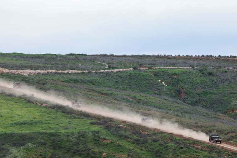 Kendaraan militer Israel melakukan operasi perbatasan lebih jauh ke wilayah Lebanon Selatan, Senin (30/3/2026). (REUTERS/Tyrone Siu)