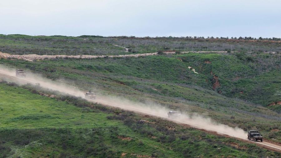 Kendaraan militer Israel melakukan operasi perbatasan lebih jauh ke wilayah Lebanon Selatan, Senin (30/3/2026). (REUTERS/Tyrone Siu)