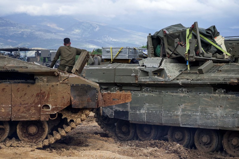 Kendaraan militer Israel melakukan operasi perbatasan lebih jauh ke wilayah Lebanon Selatan, Senin (30/3/2026). (REUTERS/Tyrone Siu)