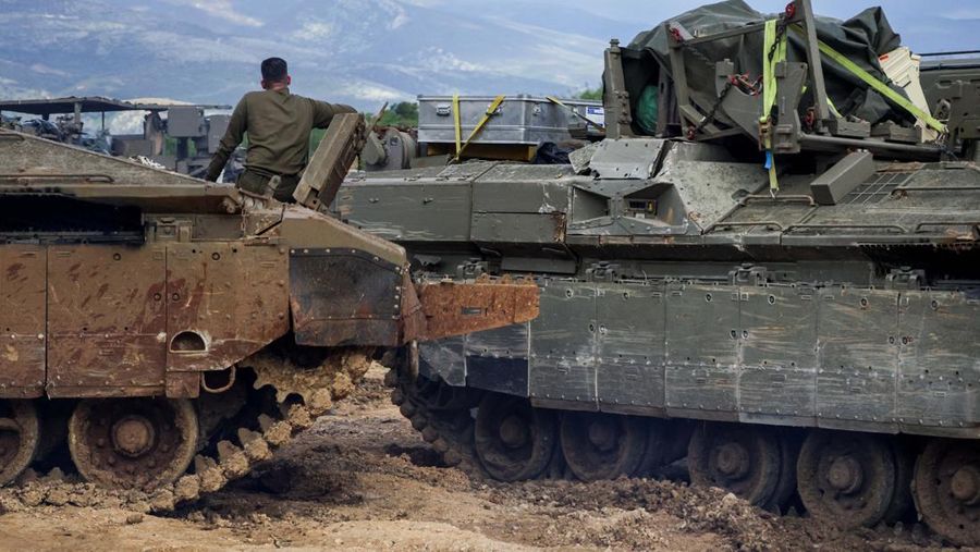 Kendaraan militer Israel melakukan operasi perbatasan lebih jauh ke wilayah Lebanon Selatan, Senin (30/3/2026). (REUTERS/Tyrone Siu)