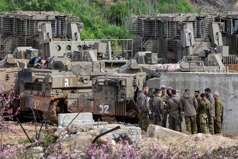 Kendaraan militer Israel melakukan operasi perbatasan lebih jauh ke wilayah Lebanon Selatan, Senin (30/3/2026). (REUTERS/Tyrone Siu)