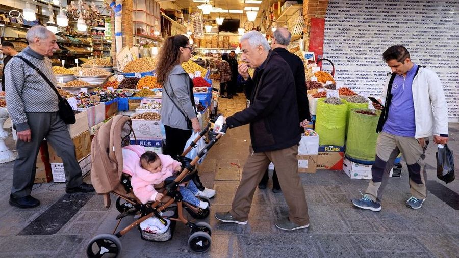 Keramaian warga Iran mengunjungi Grand Bazaar di Teheran, Selasa (31/3/2026) di tengah konflik antara Amerika Serikat, Israel dengan Iran. (AFP/ATTA KENARE)