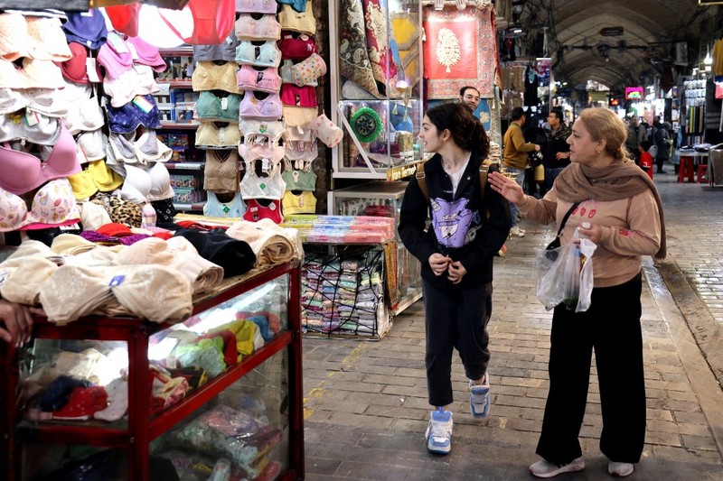 Keramaian warga Iran mengunjungi Grand Bazaar di Teheran, Selasa (31/3/2026) di tengah konflik antara Amerika Serikat, Israel dengan Iran. (AFP/ATTA KENARE)