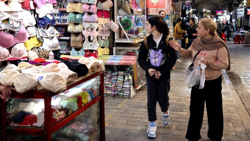 Keramaian warga Iran mengunjungi Grand Bazaar di Teheran, Selasa (31/3/2026) di tengah konflik antara Amerika Serikat, Israel dengan Iran. (AFP/ATTA KENARE)