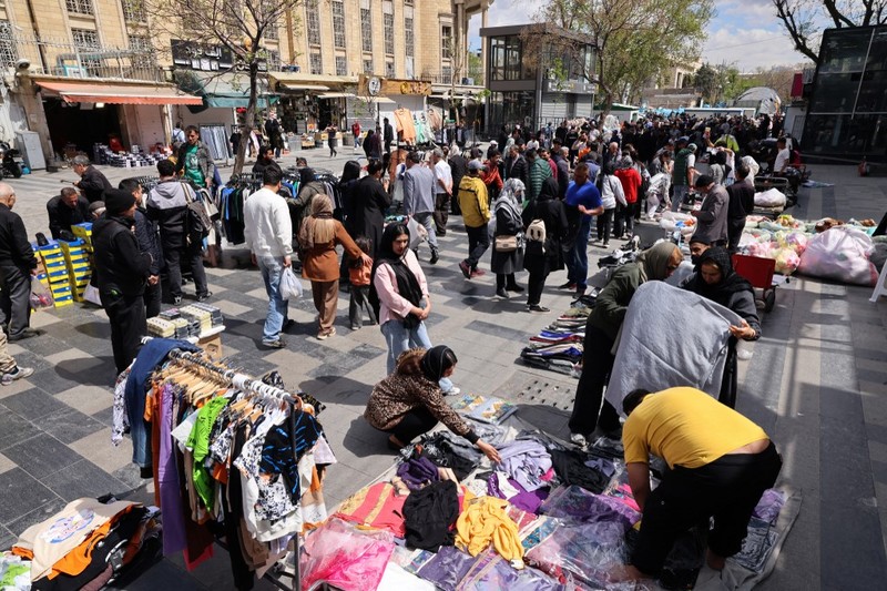 Keramaian warga Iran mengunjungi Grand Bazaar di Teheran, Selasa (31/3/2026) di tengah konflik antara Amerika Serikat, Israel dengan Iran. (AFP/ATTA KENARE)