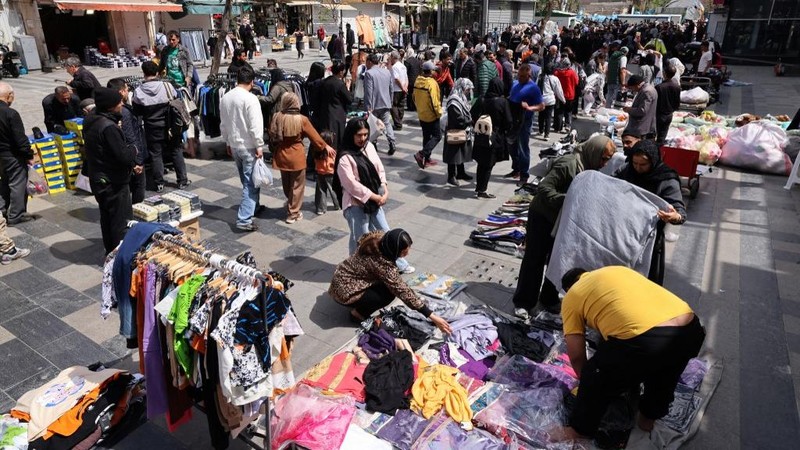 Keramaian warga Iran mengunjungi Grand Bazaar di Teheran, Selasa (31/3/2026) di tengah konflik antara Amerika Serikat, Israel dengan Iran. (AFP/ATTA KENARE)