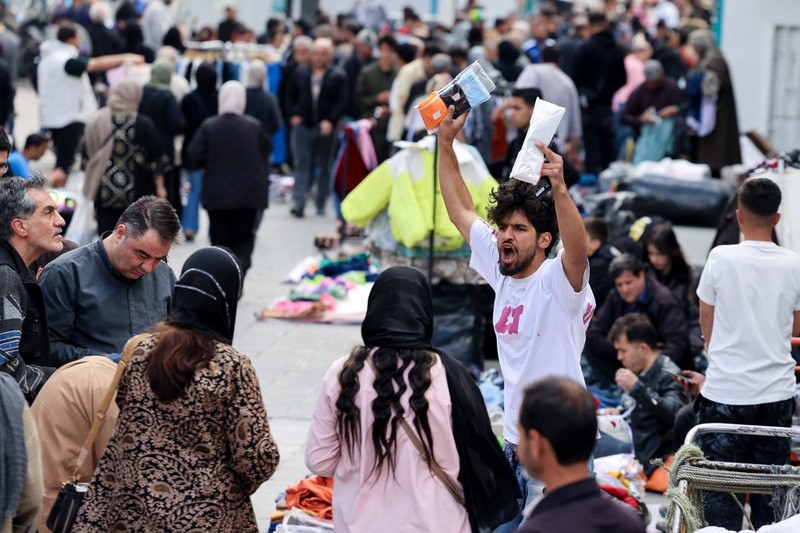 Keramaian warga Iran mengunjungi Grand Bazaar di Teheran, Selasa (31/3/2026) di tengah konflik antara Amerika Serikat, Israel dengan Iran. (AFP/ATTA KENARE)