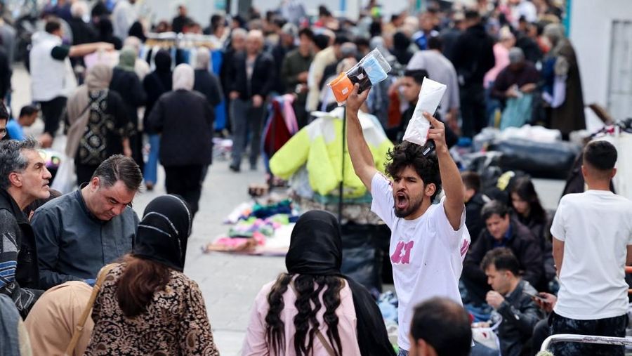 Keramaian warga Iran mengunjungi Grand Bazaar di Teheran, Selasa (31/3/2026) di tengah konflik antara Amerika Serikat, Israel dengan Iran. (AFP/ATTA KENARE)