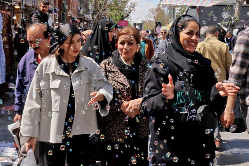 Keramaian warga Iran mengunjungi Grand Bazaar di Teheran, Selasa (31/3/2026) di tengah konflik antara Amerika Serikat, Israel dengan Iran. (AFP/ATTA KENARE)