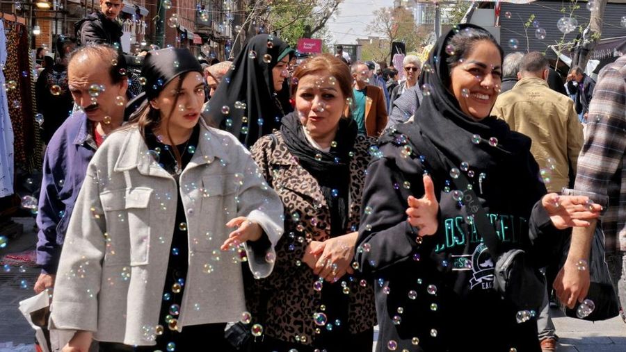 Keramaian warga Iran mengunjungi Grand Bazaar di Teheran, Selasa (31/3/2026) di tengah konflik antara Amerika Serikat, Israel dengan Iran. (AFP/ATTA KENARE)