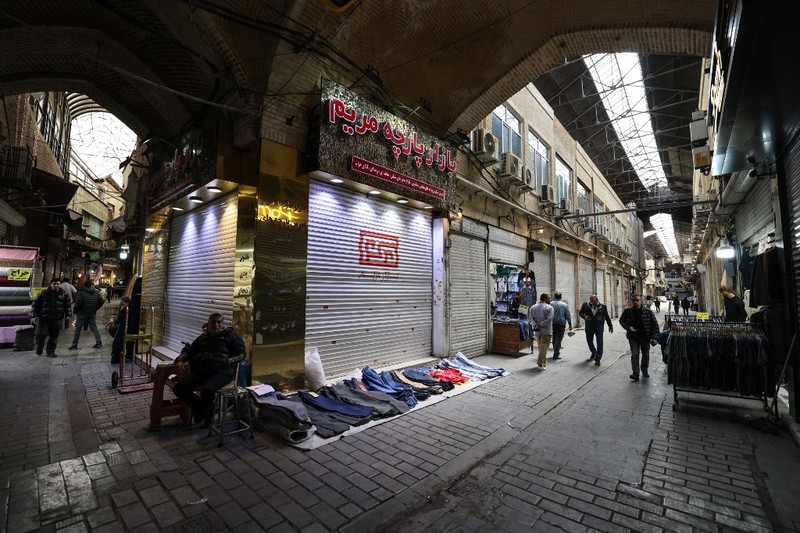 Keramaian warga Iran mengunjungi Grand Bazaar di Teheran, Selasa (31/3/2026) di tengah konflik antara Amerika Serikat, Israel dengan Iran. (AFP/ATTA KENARE)