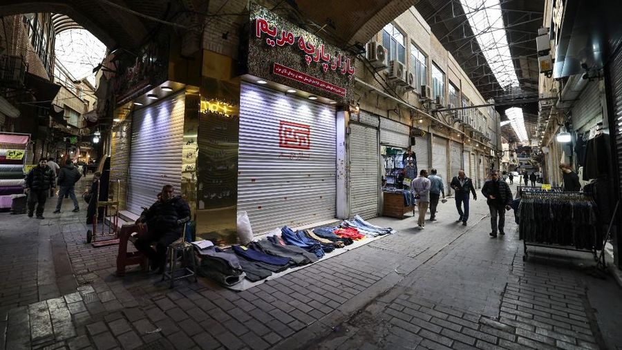 Keramaian warga Iran mengunjungi Grand Bazaar di Teheran, Selasa (31/3/2026) di tengah konflik antara Amerika Serikat, Israel dengan Iran. (AFP/ATTA KENARE)