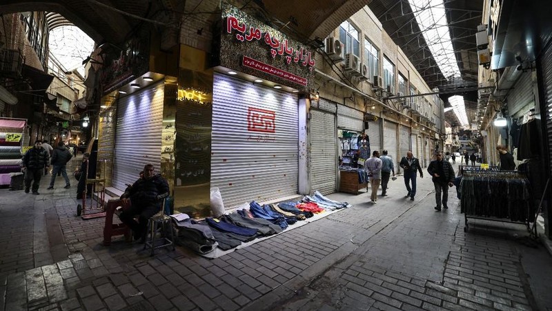 Keramaian warga Iran mengunjungi Grand Bazaar di Teheran, Selasa (31/3/2026) di tengah konflik antara Amerika Serikat, Israel dengan Iran. (AFP/ATTA KENARE)
